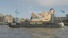 Obrovský nafukovací Borat plul po Temži a lákal na nový film