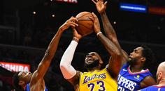Derby v Los Angeles rozhodlo prodloužení, vyhráli ho Lakers!
