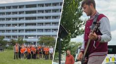 Neobvyklé poděkování nemocnici. Pacient přivezl dětský orchestr a zahrál