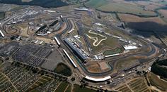 Děsivé scény na startu v Silverstonu: Před sprintem zkolaboval jeden z fanoušků