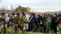 Migranti házeli kameny, policisté paralyzující granát! 40 zraněných