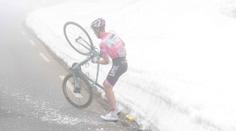 Životní úspěch nizozemského cyklisty zhatila závěj! VIDEO