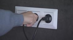 Dodavatelé energií výrazně zlevňují. Domácnosti si přesto příští rok připlatí