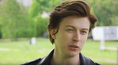 Adam Mišík se pořádně odvázal. Se sexy zpěvačkou natočil odvážný videoklip