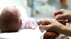 Vaše dítě zemřelo, řekli ženě. Po 70 letech svou dceru našla