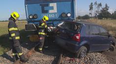 Vlak plný uhlí tlačil auto 100 metrů. Řidička zázrakem přežila