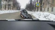 Brutální video: Řidič ujížděl v sešrotovaném autě i s MRTVÝM KAMARÁDEM