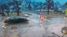 VIDEO: Policistka strhla dítě a zachránila ho. Ji samotnou auto srazilo