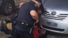 USA zuří: Policisté zastřelili muže ležícího na zemi, lidé protestují