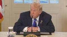 Trumpovi při návštěvě továrny ujely nervy. Video zachytilo jeho vulgární reakci