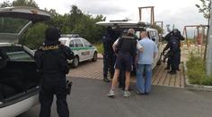Řidič autobusu plného lidí ujížděl policii, honili ho kvůli botičce