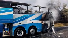 Autobus na dálnici u Olomouce pohltily plameny. Jeli v něm hokejisté na zápas
