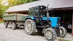 Traktor na Žďársku vezl na přívěsu muže. Ten za jízdy vypadl a zemřel