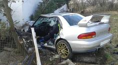Řidič subaru nezvládl průjezd zatáčkou, při hrozivé nehodě zemřel spolujezdec!