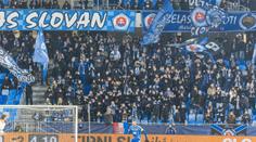 Opilí fanoušci Slovanu řádili v letadle. Došlo k zatčení i deportaci