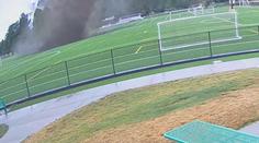 VIDEO: Uprostřed stadionu se propadla z ničeho nic zem. Kráter pohltil i sloup