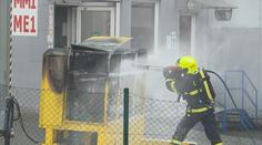 Hasiči vyjížděli k náročnému požáru, v hale hořely baterie ve stroji