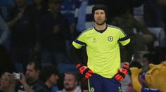 Měl by se Petr Čech bát zdravotní prohlídky? Stále nosí přilbu