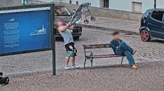 VIDEO: Muž hodil kočárek pod projíždějící auto. Řidič musel rychle reagovat