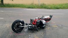 Řidička felicie přejela dvojitou čáru a srazila motorkáře (†25). Ten zemřel
