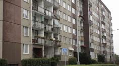 Dvouletý chlapec padal v paneláku dvě patra