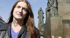 Do Česka se vrátil zeť herečky Dvorské Parsifal i s celou rodinou. Chce práci!