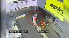 Nebezpečná jízda: Hošík utekl mámě, pak skočil na pás s kufry