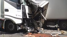 Hromadná nehoda na D5. Srazily se tři kamiony a dodávka