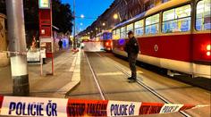 Na Smíchově srazila tramvaj člověka. Boj o jeho život trval desítky minut