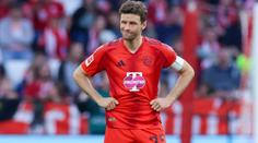 Müller golfista jako Bale? Trefil míček do stromu. Legenda se mu vysmála