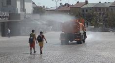 Vedro dusí česká města. Radnice s ním bojují mlžítky i kropicími vozy