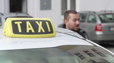 V Pardubicích se naplno rozhořel konkurenční boj taxikářů. Jeden muž je zraněný