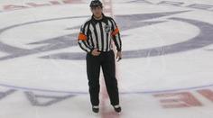 Rozhodčí v NHL si rozřízl ruku. Utkání dopískali jen tři sudí
