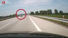 Po D1 se řítila v protisměru felicie. Způsobila nehodu! VIDEO