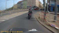 Motorkář v Praze ujížděl, neujel. Pak nemotorně utíkal, neutekl