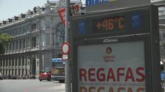 Evropu drtí vlna veder. Teploty atakují 50 stupňů, lidé na ulicích kolabují