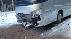 Autobus plný dětí se srazil s autem. Na místě zemřel jeden člověk