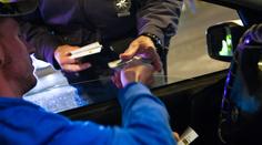 Muže naštvala STARÁ POKUTA, při kontrole napadl policisty!