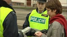 Opilý mladík bez papírů řídil kradené auto