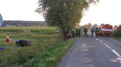 Devatenáctiletý řidič narazil s fordem do stromu, těžce se zranil