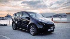 Auto jezdí na slunce! Nacpali do něj mech a 330 solárních panelů