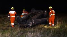 Auto vylétlo ze silnice a skončilo na střeše, řidič nehodu nepřežil