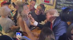 Neodolala. Fanynka se nechala od Donalda Trumpa podepsat na prsa