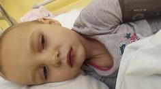 Covid ohrožuje děti. Dvouletá Sofinka leží s vážným syndromem na JIP