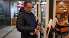 Češi zuří kvůli spropitnému ve fast foodech. Za co to máme platit, nechápou