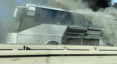Autobus na Pražském okruhu zachvátily plameny. Lidé z něj vybíhali do silnice