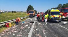 Vážná nehoda na D2: Kamion se srazil s údržbáři. Dálnice stála, tvořily se kolony