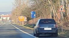 Řidič nadýchal přes 2,5 promile. Kamarád mu přijel pomoci, hrozí mu vyšší trest
