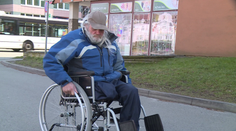 Invalida (69) jel po amputaci nohy domů. Dvojice lupičů ho obrala o všechno