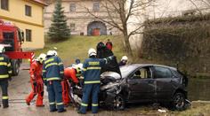 Zfetovaný řidič prchal před policisty, s kradeným autem skončil v kontejneru